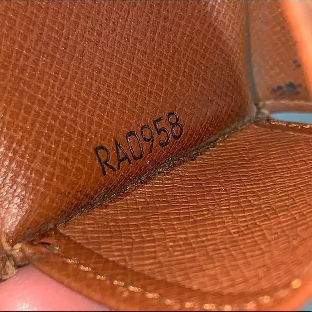Authentic Louis Vuitton Monogram 4 Key Wallet - Picture 8 of 8